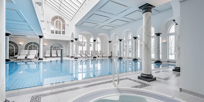 Luxusurlaub - Hotel-Schwerpunkt: Luxus & Kulinarik - Graubünden - Hallenbad mit Whirlpool - Relais & Châteaux Chasa Montana