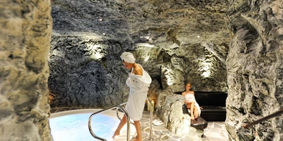 Luxusurlaub - Saunalandschaft: finnische Sauna - Mittelberg (Mittelberg) - Grotte mit Whirlpool - Relais & Châteaux Chasa Montana