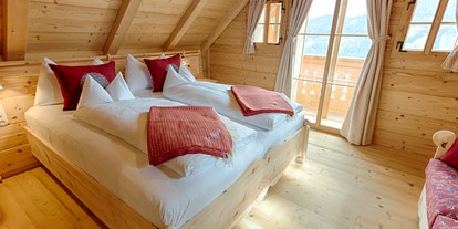Luxusurlaub - Bettgrößen: Doppelbett - Patergassen - Almhütten Charlet Schlafzimmer - Almdorf Seinerzeit 