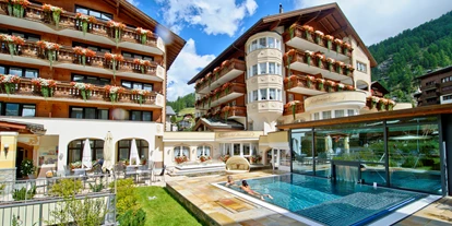 Luxusurlaub - Hotel-Schwerpunkt: Luxus & Familie - Saas-Fee - Getrennte Adults-only SPA Bereiche mit Aussenpool und Saunalandschaft.  - Resort La Ginabelle