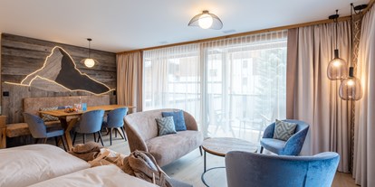 Luxusurlaub - Pools: Infinity Pool - Schweiz - In der Residenz Altiana besitzen alle Appartements ausgestattete Küchen und einen grossen Ess- und Wohnbereich.  - Resort La Ginabelle