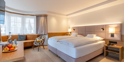 Luxusurlaub - Saunalandschaft: Textilsauna - Saas-Almagell - Zimmer Fletschhorn mit gemütlicher Sitzecke.  - Resort La Ginabelle