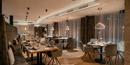 Luxusurlaub - Preisniveau: exklusiv - Schweiz - Restaurant La Ginabelle, in dem jeden Tag ein 5-Gang Menü serviert wird. Verschiedene Themenabende mit passenden Buffets.  - Resort La Ginabelle