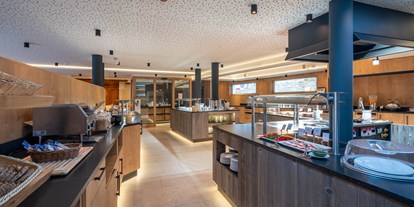 Luxusurlaub - Pools: Infinity Pool - Schweiz - Grosses Frühstücksbuffet mit Live Station und Kinderecke.  - Resort La Ginabelle