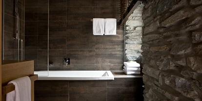 Luxusurlaub - Wellnessbereich - Saas-Almagell - Bad Style Doppelzimmer - Unique Hotel Post Zermatt