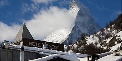 Luxusurlaub - Preisniveau: moderat - Saas-Almagell - Hotel Aussenansicht Winter - Unique Hotel Post Zermatt