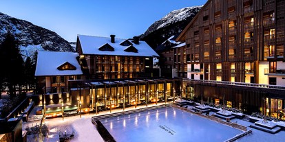 Luxusurlaub - Bar: Hotelbar - The Courtyard during winter - The Ice Rink - The Chedi Andermatt
