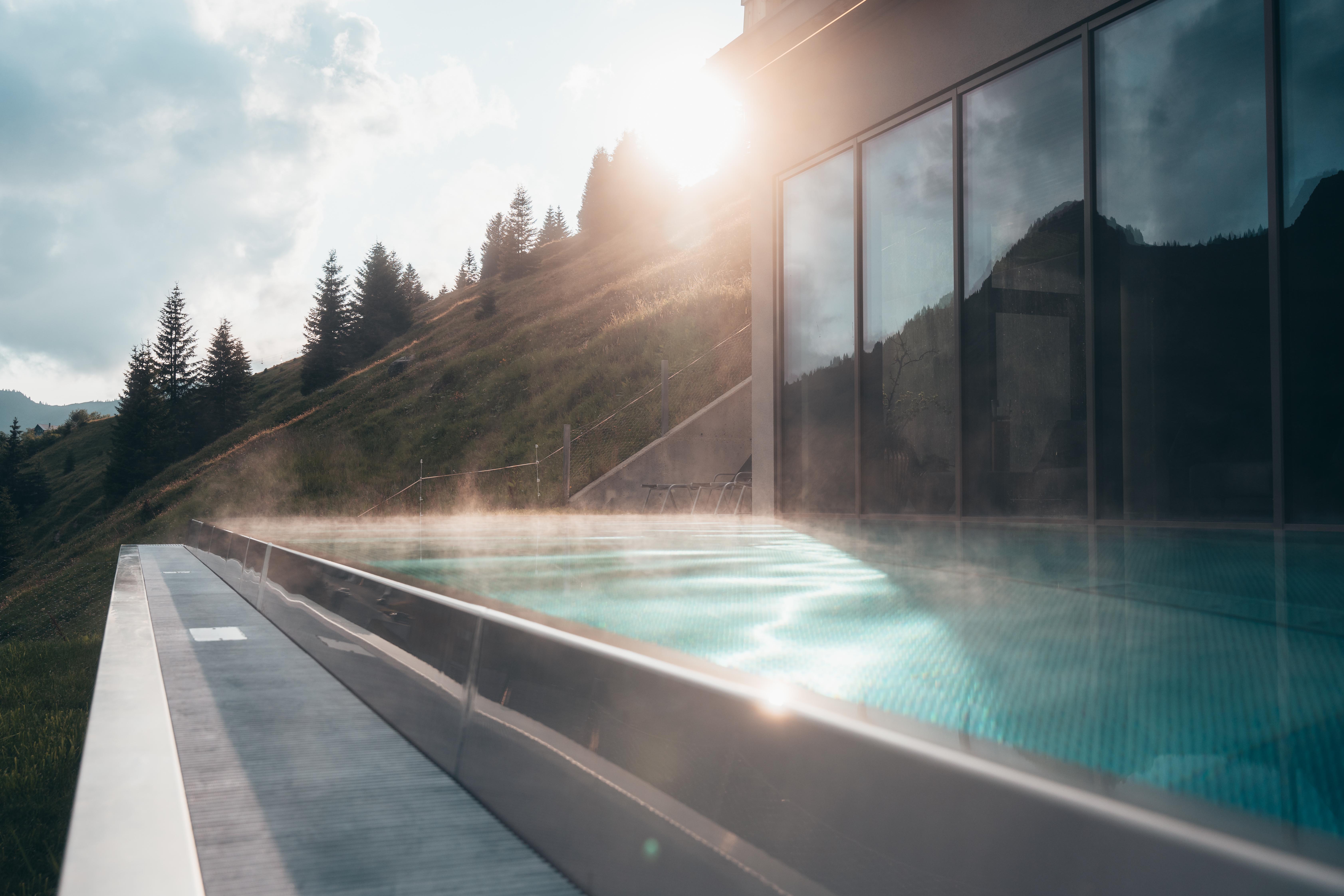 Luxushotel - Infinitypool Sonnenuntergang - Hotel Alpenstern