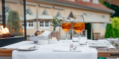 Luxusurlaub - Restaurant: Gourmetrestaurant - Baden-Württemberg - Terrasse am Abend - Waldhotel Stuttgart