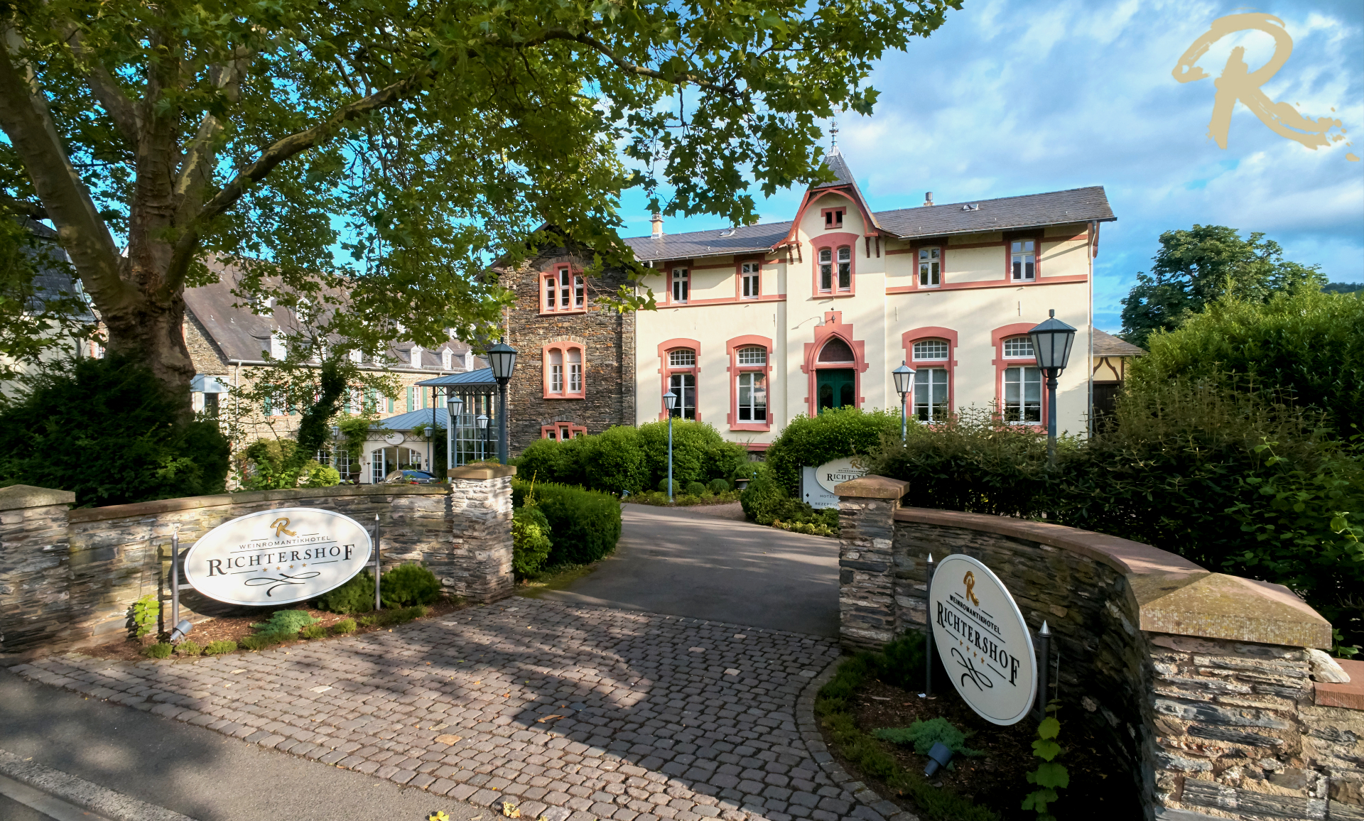 Luxushotel - Zufahrt des Weinromantikhotels Richtershof - Weinromantikhotel Richtershof