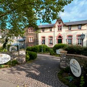 Luxushotel - Zufahrt des Weinromantikhotels Richtershof - Weinromantikhotel Richtershof