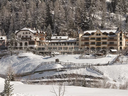 Luxusurlaub - Hunde: erlaubt - Südtirol - Hotelansicht im Winter - Hotel Post Sulden