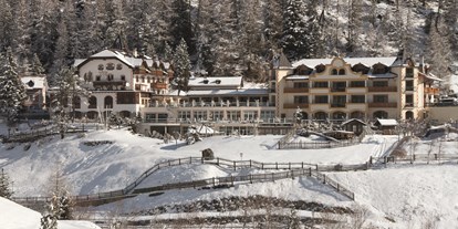 Luxusurlaub - Umgebungsschwerpunkt: See - Hotelansicht im Winter - Hotel Post Sulden