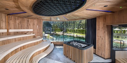 Luxusurlaub - Saunalandschaft: Außensauna - Altaussee - Alpin Life Resort Lürzerhof