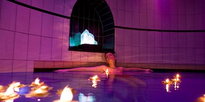 Luxusurlaub - Pools: Schwimmteich - Floating - Wellness-, Golf- & Genießerhotel Salzburgerhof
