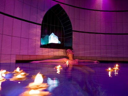Luxusurlaub - Pools: Schwimmteich - Floating - Wellness-, Golf- & Genießerhotel Salzburgerhof
