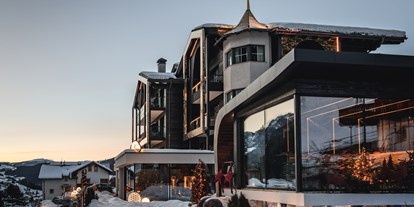 Luxusurlaub - Einrichtungsstil: modern - Olang - Winteransicht mit Panoramasauna über den Freibad - Alpin Garden Luxury Maison & Spa