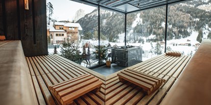 Luxusurlaub - Wellnessbereich - Panoramasauna mit Blick über den Pool und zum Sellastock  - Alpin Garden Luxury Maison & Spa