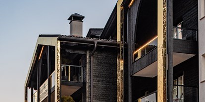 Luxusurlaub - Klassifizierung: 5 Sterne - Corvara in Badia - Moderne Architektur mit verkohltem Holz und goldenen Rahmen - Alpin Garden Luxury Maison & Spa