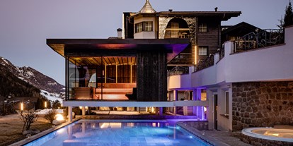 Luxusurlaub - Einrichtungsstil: modern - Olang - Aussenpool mit panoramischer Schwebe-Sauna - Alpin Garden Luxury Maison & Spa