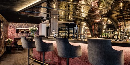 Luxusurlaub - Wellnessbereich - Golden Bar für italienische Aperitivi sowie After-Dinner Cocktails - Alpin Garden Luxury Maison & Spa