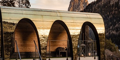 Luxusurlaub - Saunalandschaft: finnische Sauna - Finnische Sauna mit Blick auf dem Langkofel  - Alpin Garden Luxury Maison & Spa