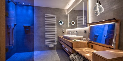 Luxusurlaub - Saunalandschaft: finnische Sauna - Alpin Lodge  - Zimmer im Wellness & Naturresort Reischlhof - Wellness & Naturresort Reischlhof **** Superior 