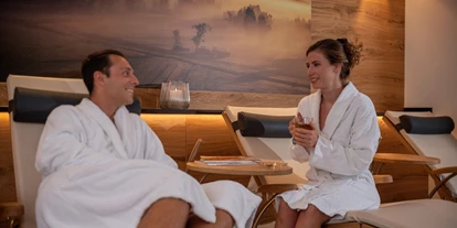 Luxusurlaub - Bar: Hotelbar - Kißlegg - Entspannen nach einem Saunagang in unserem Ruheraum mit Kaminfeuer. - Concordia Wellnesshotel & Spa 