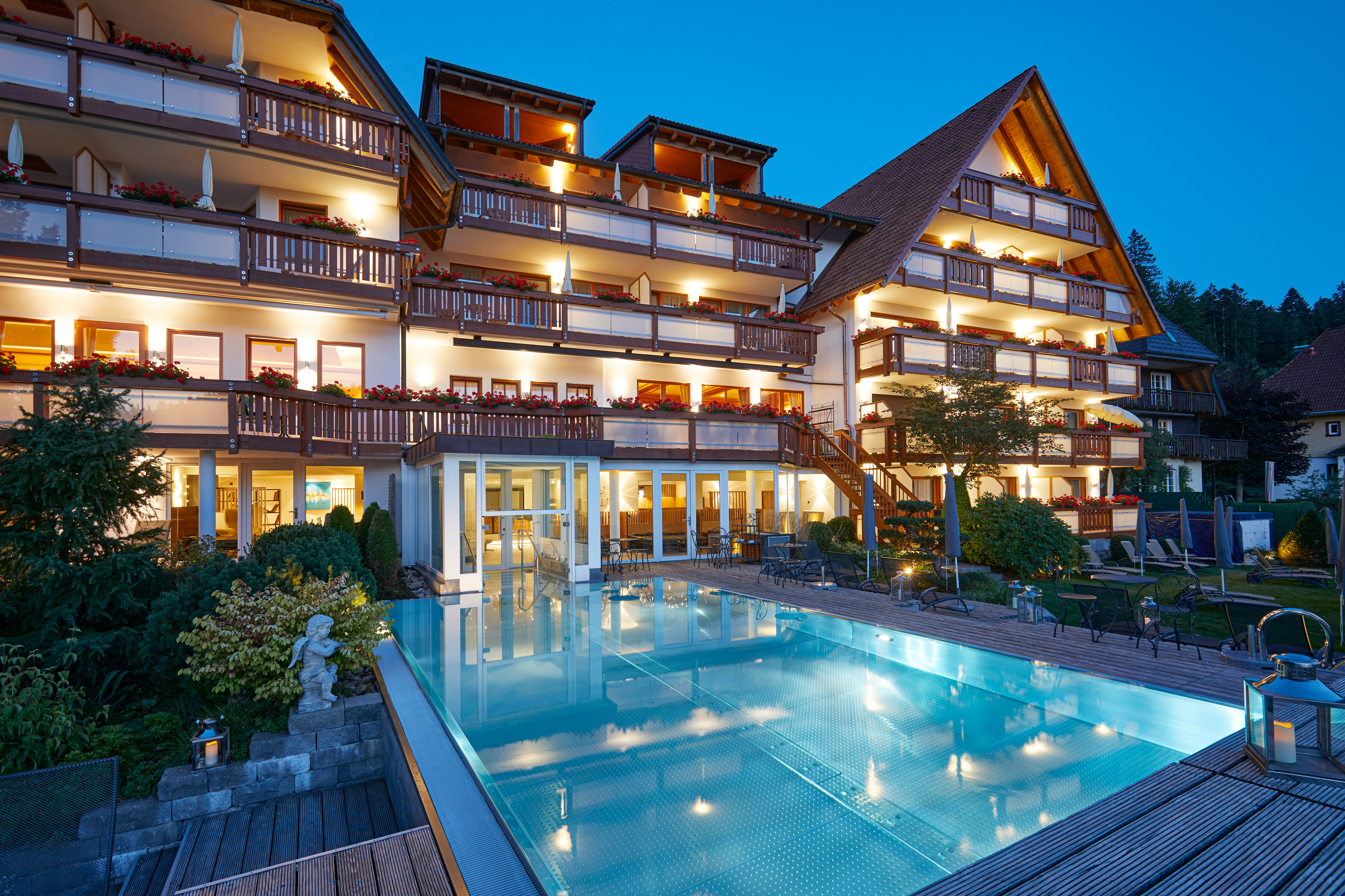 Luxushotel - Aussenansicht Garten - Erfurths Bergfried Ferien & Wellnesshotel