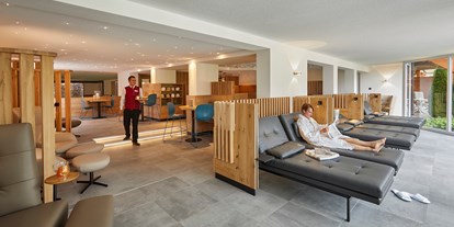 Luxusurlaub - Pools: Außenpool beheizt - Freiburg im Breisgau - Relaxbereich in der Poollandschaft - Erfurths Bergfried Ferien & Wellnesshotel