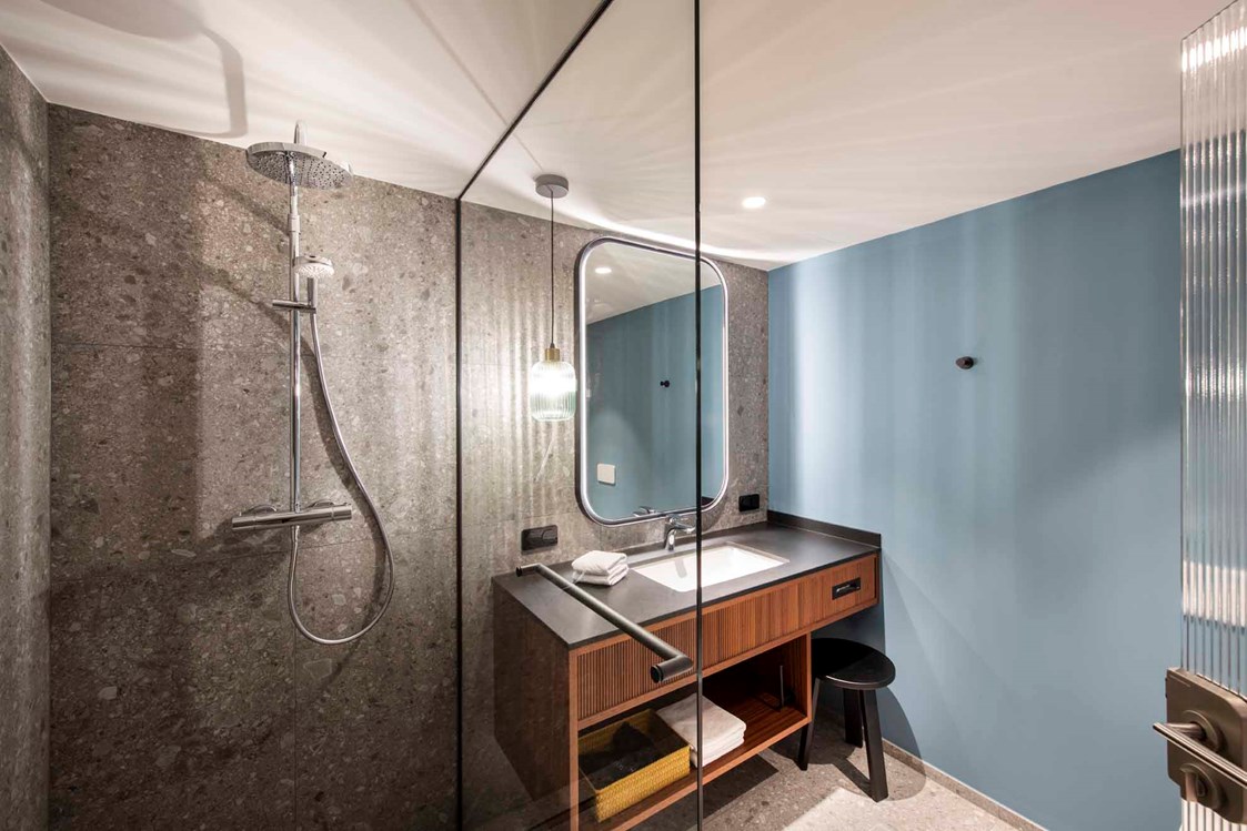 Luxushotel: Modernes, geräumiges Badezimmer im Doppelzimmer - Seeglück Hotel Forelle