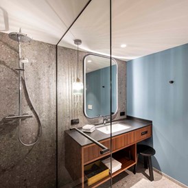 Luxushotel: Modernes, geräumiges Badezimmer im Doppelzimmer - Seeglück Hotel Forelle