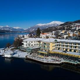 Luxushotel: Hotelansicht im Winter - Seeglück Hotel Forelle