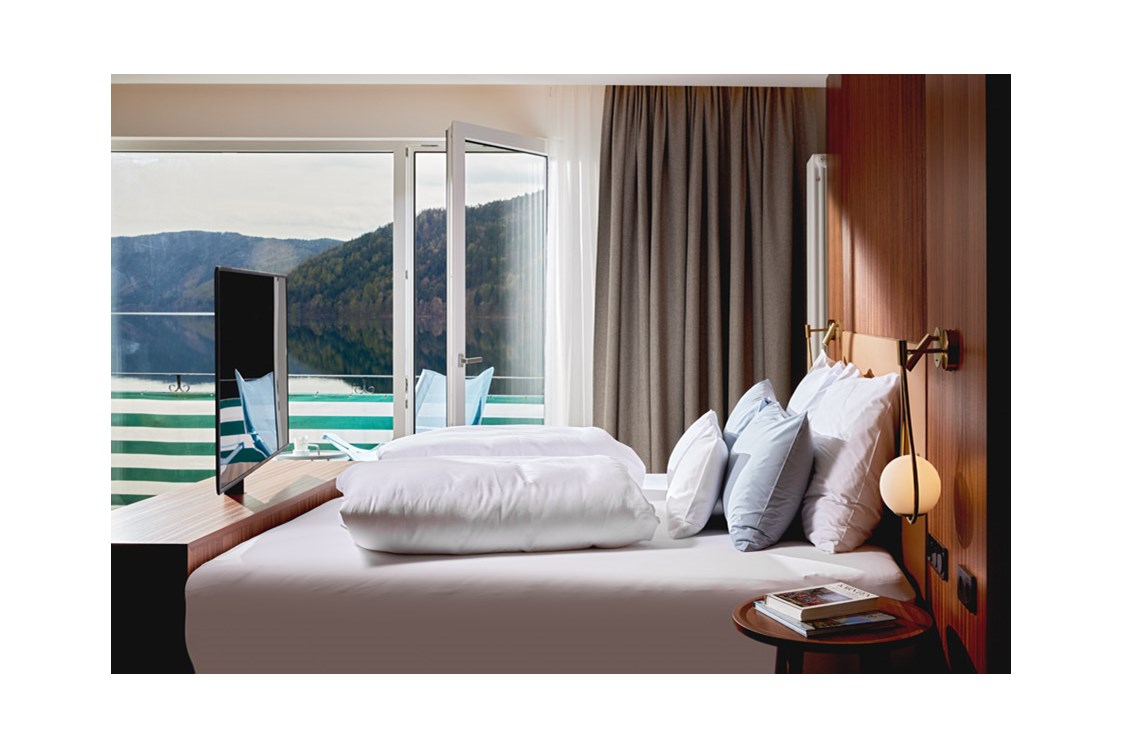 Luxushotel: Ausblick vom Bett auf den See - Seeglück Hotel Forelle