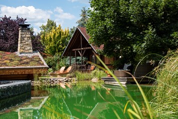 Luxushotel: Schwimmteich im Hotelgarten - Wellnesshotel Seeschlösschen - Privat-SPA & Naturresort
