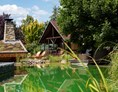 Luxushotel: Schwimmteich im Hotelgarten - Wellnesshotel Seeschlösschen - Privat-SPA & Naturresort