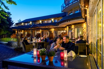 Luxushotel: Dinner auf der Terrasse des Restaurant Schlossteichstuben - Wellnesshotel Seeschlösschen - Privat-SPA & Naturresort