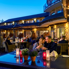 Luxushotel: Dinner auf der Terrasse des Restaurant Schlossteichstuben - Wellnesshotel Seeschlösschen - Privat-SPA & Naturresort