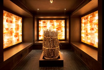 Luxushotel: Sole-Lounge ca. 36°C
Warmraum mit Solesteinen. Durch die Salzluft fühlen Sie sich wie am Toten Meer. - Panoramahotel Oberjoch