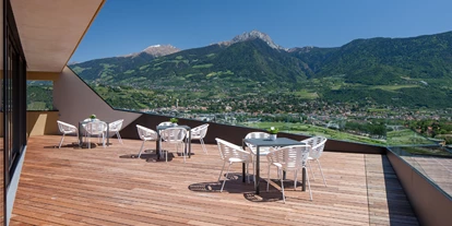 Luxusurlaub - Sen Jan di Fassa - Panoramaterrasse mit Blick auf Meran - Parkhotel Marlena - Adults Only 14+