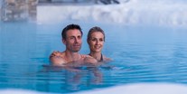 Luxusurlaub - Saunalandschaft: Dampfbad - Schwimmbad außen im Winter - Granbaita Dolomites
