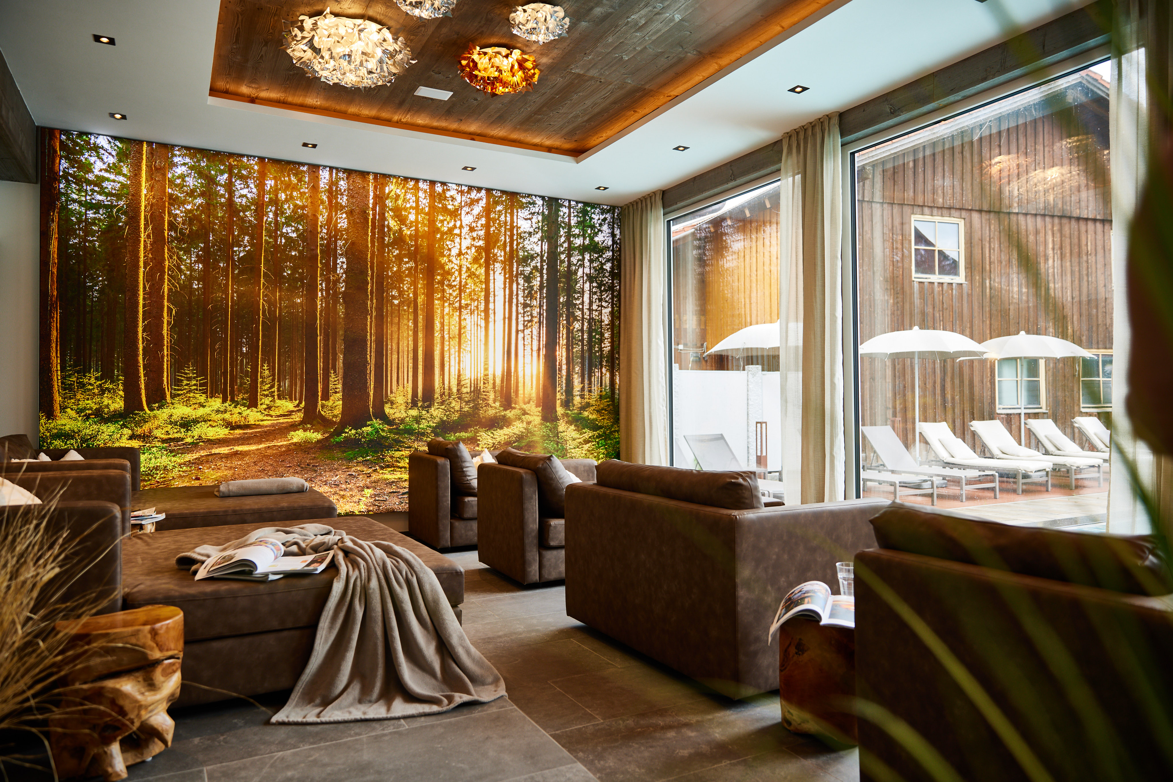 Luxushotel: Gemütlicher Ruheraum mit Blick zum Außenpool - Hanusel Hof Golf & Wellness Hotel