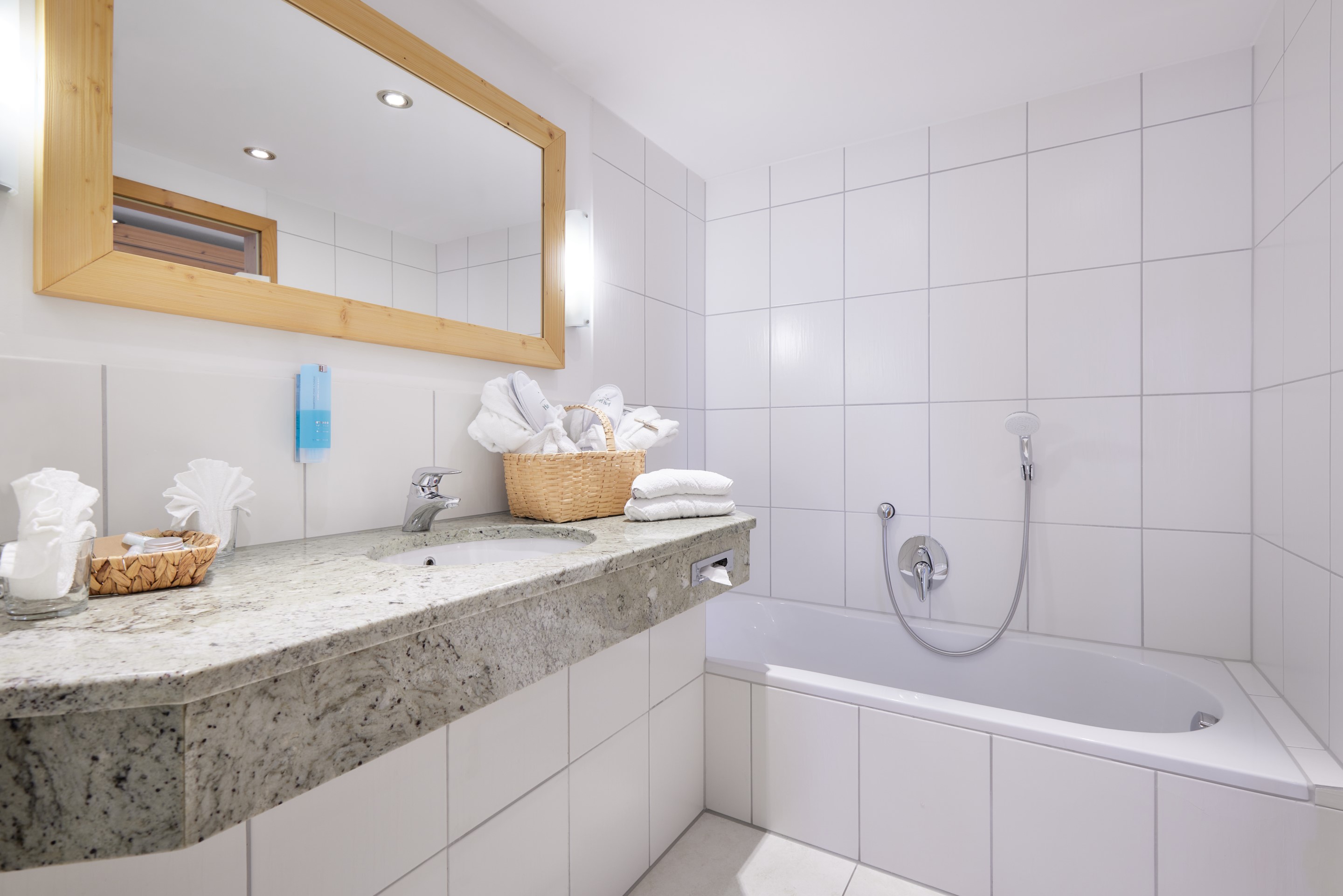 Luxushotel: Badezimmer mit Doppelwaschbecken, Wanne und separater Dusche - Hanusel Hof Golf & Wellness Hotel