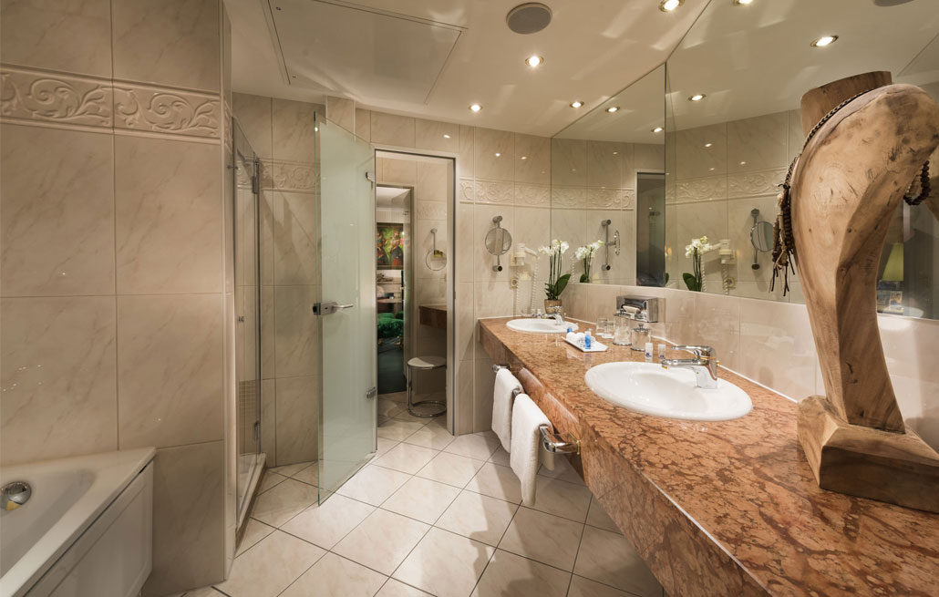 Luxushotel: Suite Badezimmer - Hotel Kaiserhof Heringsdorf