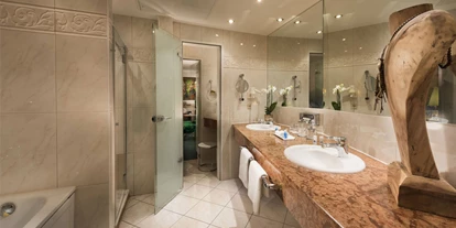 Luxusurlaub - Parkplatz: gebührenpflichtig in Gehweite - Suite Badezimmer - Hotel Kaiserhof Heringsdorf