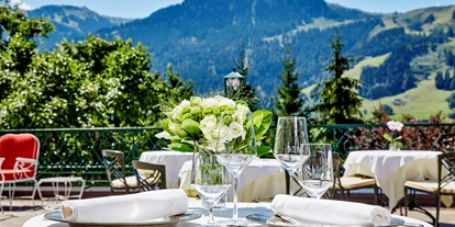 Luxusurlaub - Bar: Poolbar - Sonnenterrasse Hotel Tennerhof - Relais & Châteaux Hotel Tennerhof