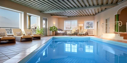 Luxusurlaub - Bar: Poolbar - Indoorpool im Spa de Charme Relais & Châteaux Hotel Tennerhof - Relais & Châteaux Hotel Tennerhof
