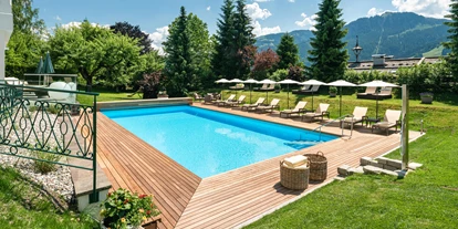 Luxusurlaub - Bar: Poolbar - Sommer-Outdoorpool im Spa de Charme Relais & Châteaux Hotel Tennerhof - Relais & Châteaux Hotel Tennerhof