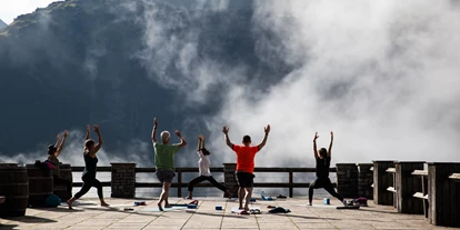 Luxusurlaub - Kappl (Kappl) - Yoga auf der Sonnenterrasse - Hotel Goldener Berg