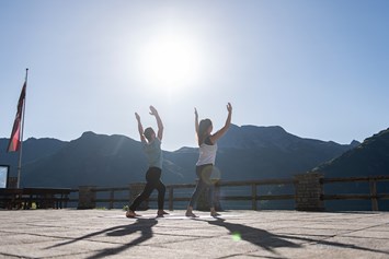 Luxushotel: Yoga auf der Sonnenterrasse - Hotel Goldener Berg